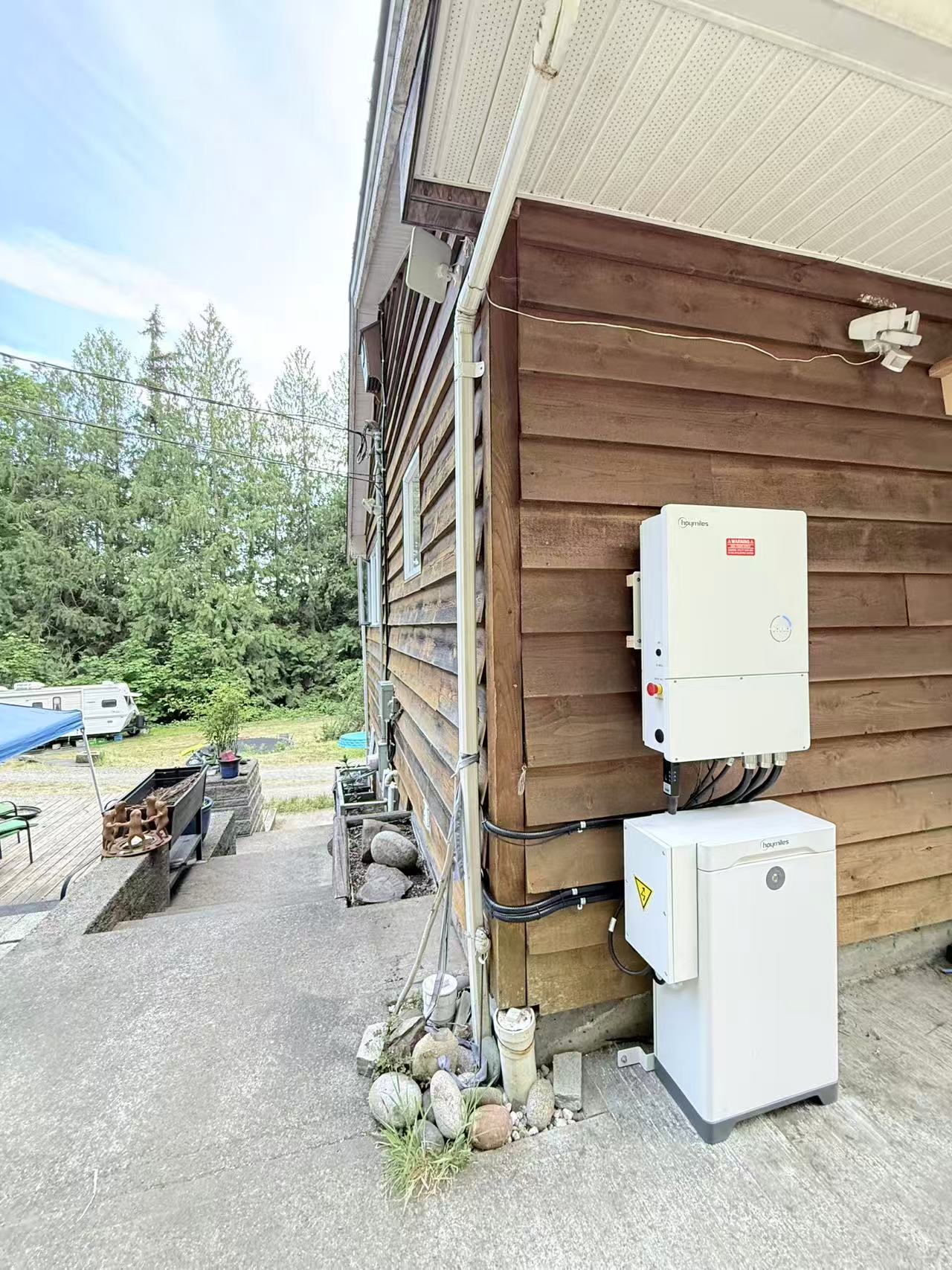 Hoymiles inverter and battery equipment mounted on an exterior wall